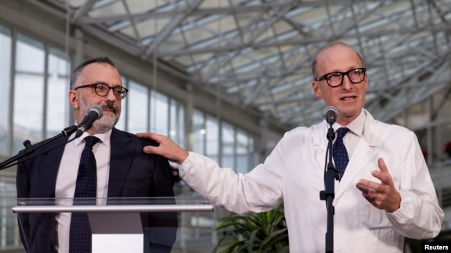 Los médicos Sergio Alfieri y Luigi Carbone brindan una conferencia de prensa en el Hospital Gemelli, donde el Papa Francisco está ingresado para recibir tratamiento, en Roma, Italia, el 21 de febrero de 2025.