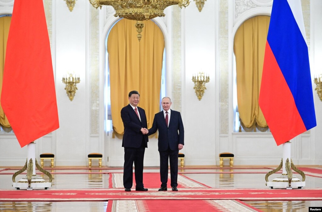 시진핑(왼쪽) 중국 국가주석과 블라디미르 푸틴 러시아 대통령이 21일 크렘린궁 공식 회담장에서 악수하고 있다.