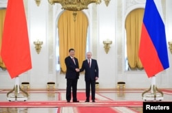 俄罗斯总统普京与中国领导人习近平在克里姆林宫出席一个欢迎仪式。（2023年3月21日）