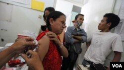 Seorang pasien TBC mendapatkan perawatan cuma-cuma dalam sebuah klinik di Jakarta (foto: April 2011).