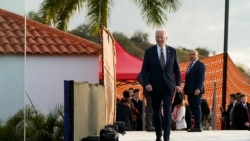 Presiden Amerika Joe Biden bersiap memberikan pernyataan kepada media usai mengunjungi Museum Perbudakan di Luanda, Angola hari Selasa (3/12). 