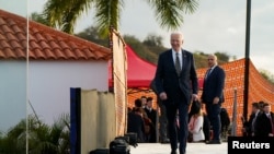 Presiden Amerika Joe Biden bersiap memberikan pernyataan kepada media usai mengunjungi Museum Perbudakan di Luanda, Angola hari Selasa (3/12). 