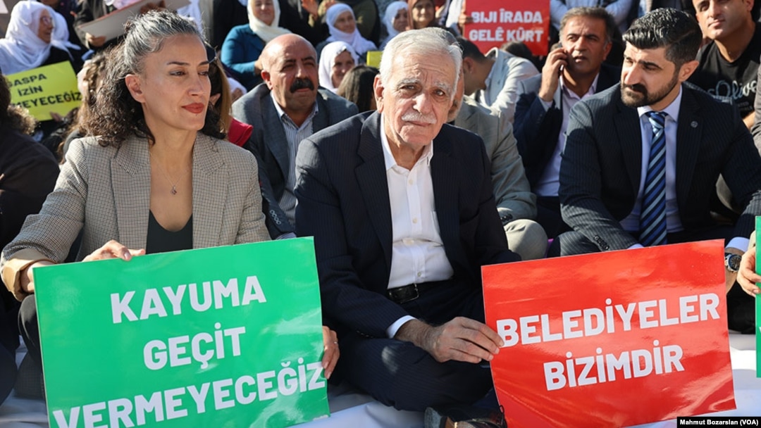 DEM Parti haftalık grup toplantısını Mardin'de yaptı. Toplantının ardından yapılan oturma eylemine dün görevden alınan Büyükşehir Belediye Başkanı Ahmet Türk de katıldı.