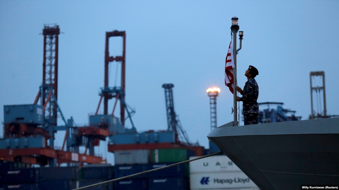 Sedikitnya tujuh kapal (KRI) dikerahkan untuk membantu operasi pencarian dan penyelamatan pesawat Sriwijaya Air yang hilang kontak. (Foto: Reuters/Willy Kurniawan)
