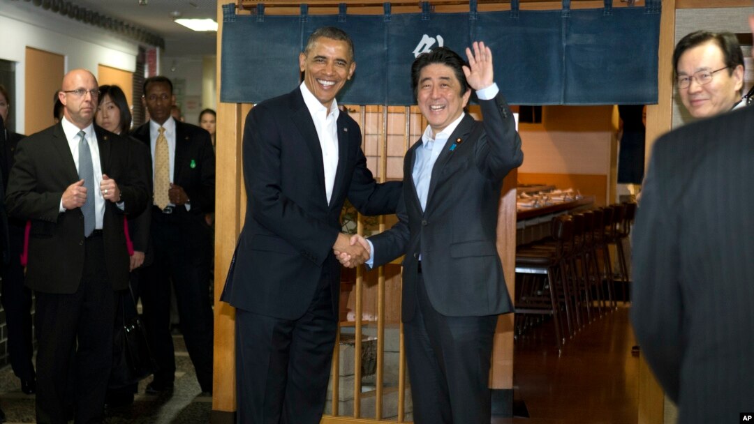 美国总统奥巴马和日本首相安倍晋三4月23日在东京共进晚餐前握手合影