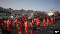 Para anggota Unit Gawat Darurat Militer Angkatan Bersenjata Spanyol bersiap untuk berangkat dari Tenerife ke Pulau Gran Canaria untuk operasi pemadaman api kebakaran hutan di Kota Valleseco, 17 Agustus 2019.