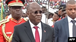 Le président tanzanien John Magufuli passe en revue les troupes militaire pour le 56e anniversaire de l'indépendance, à Dodoma, le 9 décembre 2017.