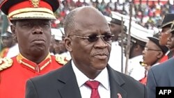 Le président tanzanien John Magufuli passe en revue les troupes militaire pour le 56e anniversaire de l'indépendance, à Dodoma, le 9 décembre 2017.