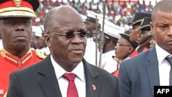 Le président tanzanien John Magufuli passe en revue les troupes militaire pour le 56e anniversaire de l'indépendance, à Dodoma, le 9 décembre 2017.