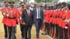 Le président tanzanien John Magufuli passe en revue les troupes militaire pour le 56e anniversaire de l'indépendance, à Dodoma, le 9 décembre 2017.