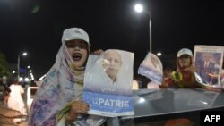 Des Mauritaniens célèbrent la victoire de Mohamed Ould Ghazouani, candidat du parti au pouvoir en Mauritanie, lors de l'élection présidentielle, le 23 juin 2019.