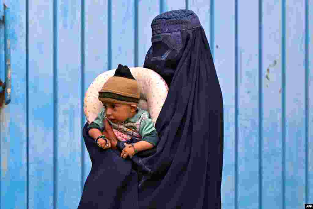 زن مهاجر افغان در یک مرکز عودت داوطلبانۀ مهاجران افغان در شهر نوشهرۀ پاکستان 