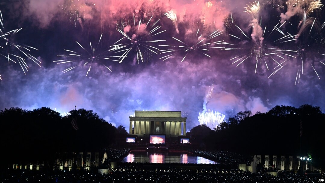 Pertunjukan kembang api di Lincoln Memorial saat perayaan Hari Kemerdekaan AS, atau Fourth of July, di Washington D.C, 4 Juli 2019.(Foto: AFP)