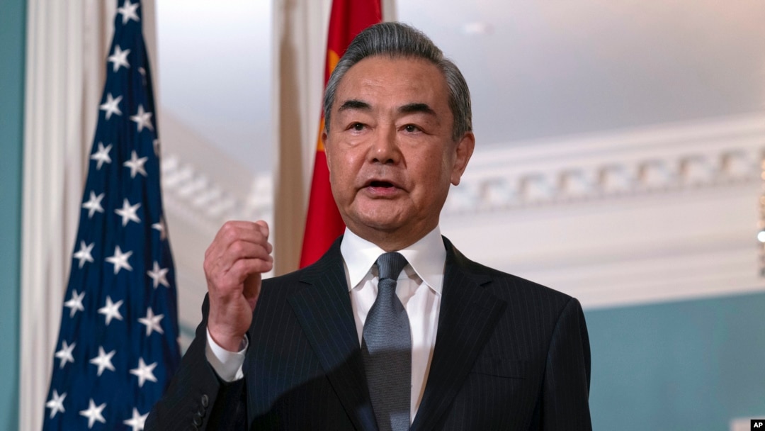 Menteri Luar Negeri China, Wang Yi, mengadakan konferensi pers setelah melangsungkan pertemuan dengan Menteri Luar Negeri AS, Antony Blinken, di Departemen Luar Negeri di Washington, pada 26 Oktober 2023. (Foto: AP/Jose Luis Magana)