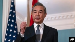 El ministro chino de Exteriores, Wang Yi, habla durante una comparecencia ante la prensa con el secretario de Estado de Estados Unidos, Antony Blinken, tras una reunión bilateral en el Departamento de Estado en Washington, el jueves 26 de octubre de 2023.