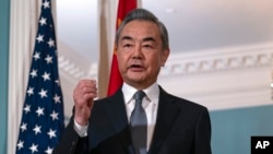 Menteri Luar Negeri China, Wang Yi, mengadakan konferensi pers setelah melangsungkan pertemuan dengan Menteri Luar Negeri AS, Antony Blinken, di Departemen Luar Negeri di Washington, pada 26 Oktober 2023. (Foto: AP/Jose Luis Magana)