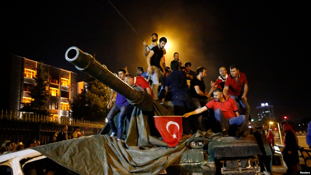 Warga menaiki tank militer di Ankara, Turki (16/7). (Reuters/Tumay Berkin)