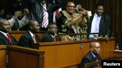 Duduzane Zuma, fils du président sud-africain Jacob Zuma, deuxième à droite à côté de son père, lors d’une audience à la haute cour à Johannesburg, 8 mai 2006.