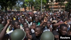 Une manifesation contre la tentative d'une modification de la Constitution qui aurait pu permetter à Blaise Compaoré de briguer un troisième mandat, à Ouagadougou, Burkina Faso, 31 octobre 2014.