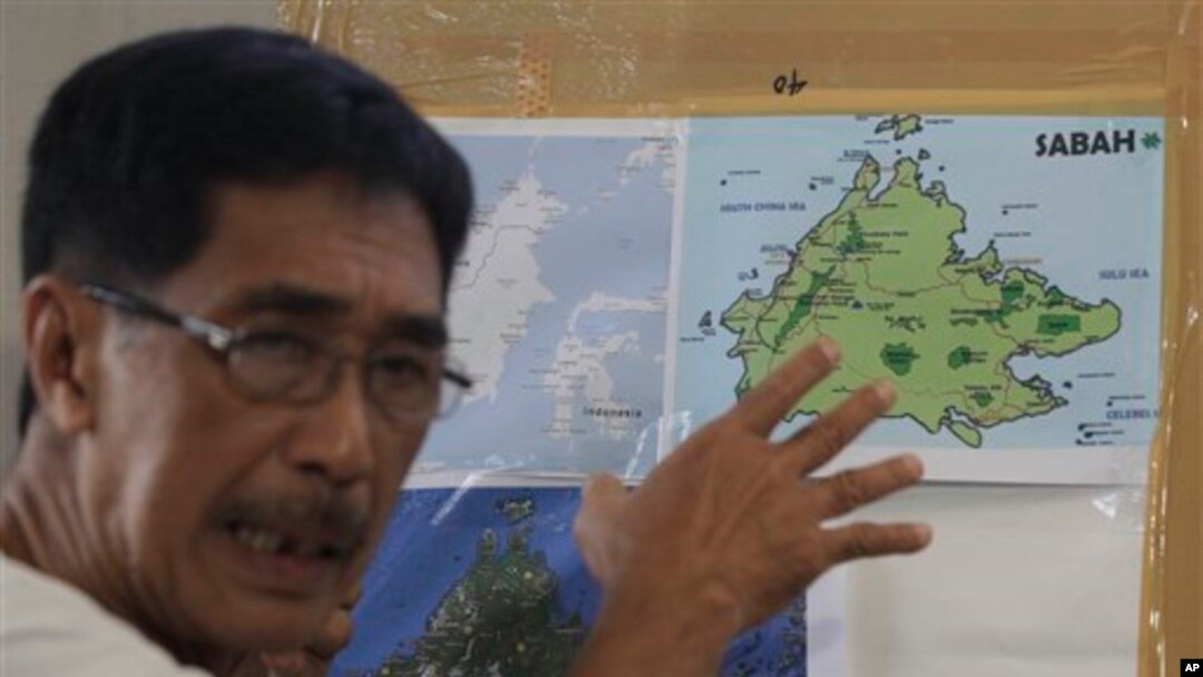 Abraham Idjirani, juru bicara Kesultanan Sulu, menunjukkan peta pulau Kalimantan saat memberika keterangan kepada para wartawan di wilayah Taguig, selatan Manila, Filipina (5/3). Malaysia telah mengerahkan pesawat tempur dan pasukannya untuk mengamankan wilayah Sabah yang tengah menjadi sengketa antara Malaysia-kelompok bersenjata Filipina.