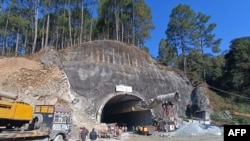 Tim SAR berkumpul di dekat lokasi setelah sebuah terowongan runtuh di distrik Uttarakashi di negara bagian Uttarakhand, India pada 13 November 2023. (Foto: AFP)