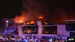 在莫斯科城外的克拉斯诺戈尔斯克发生枪击事件后，番红花市政厅音乐厅起火。(2024年3月22日)