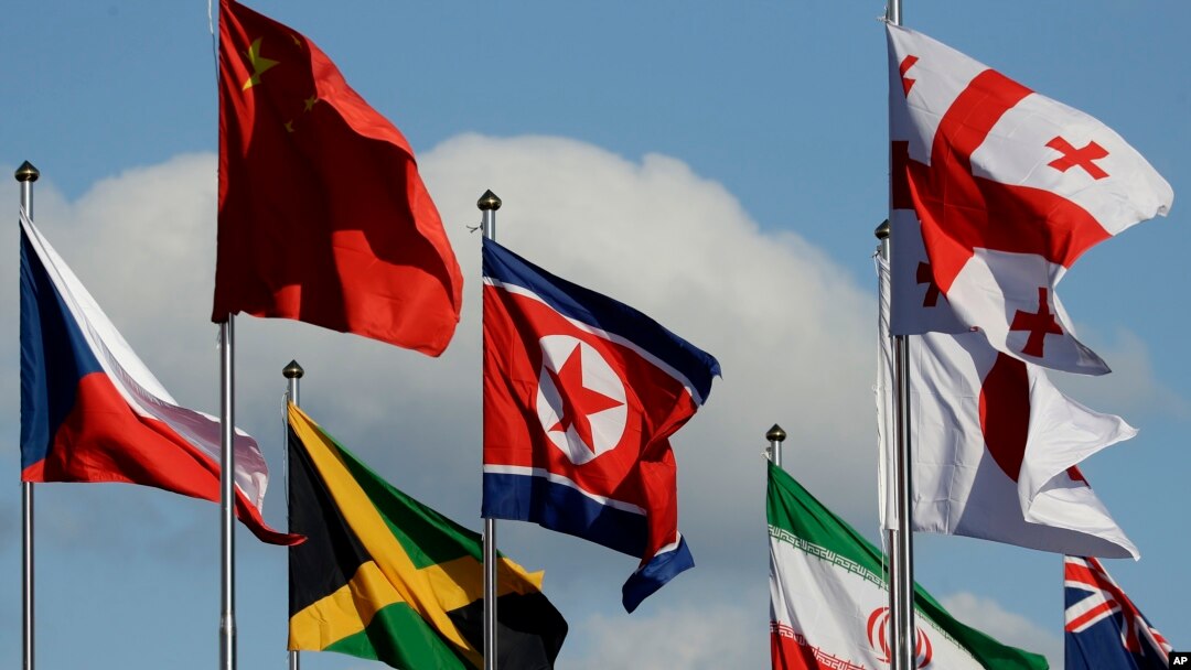La bandera norcoreana (centro) ondea entre las banderas de otras naciones en la Villa Olímpica de los Juegos de Invierno 2018 en Gangneung, Corea del Sur, el 1 de febrero de 2018.