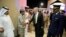 Bộ trưởng Quốc phòng Mỹ James Mattis (giữa) đến căn cứ không quân Al Udeid ở Doha, Qatar ngày 21/4/2017. 