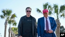 ARCHIVO - El presidente electo Donald Trump camina con Elon Musk antes del lanzamiento del sexto vuelo de prueba del cohete SpaceX Starship el 19 de noviembre de 2024 en Boca Chica, Texas.