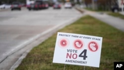 Un letrero junto a una avenida alienta a los habitantes de Florida a votar "no" a la Enmienda 4, que consagraría el derecho al aborto en el estado, el martes 5 de noviembre de 2024, en St. Petersburg, Florida. 