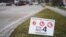 Un letrero junto a una avenida alienta a los habitantes de Florida a votar "no" a la Enmienda 4, que consagraría el derecho al aborto en el estado, el martes 5 de noviembre de 2024, en St. Petersburg, Florida. 