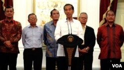 Presiden Joko Widodo menyampaikan keterangan pers di Istana Merdeka, Jakarta usai bertemu sejumlah tokoh, Minggu, 25/1 (foto: VOA/Andylala).