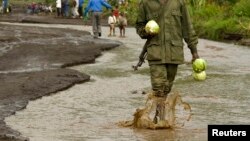 Un soldat des forces armées congolaises marche sur une route inondée à Sake, dans l'est de la RDC, le 3 décembre 2008. (Photo d'illustration)