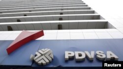 Logo PDVSA, perusahaan minyak milik negara Venezuela, tampak di sebuah pom bensin di Caracas, Venezuela, 21 Desember 2015. (Foto: Reuters)