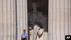 La sospechosa podría ser acusada de destrucción de propiedad, si se confirma que está relacionada con los actos de vandalismo contra la Catedral y el Monumento a Lincoln.