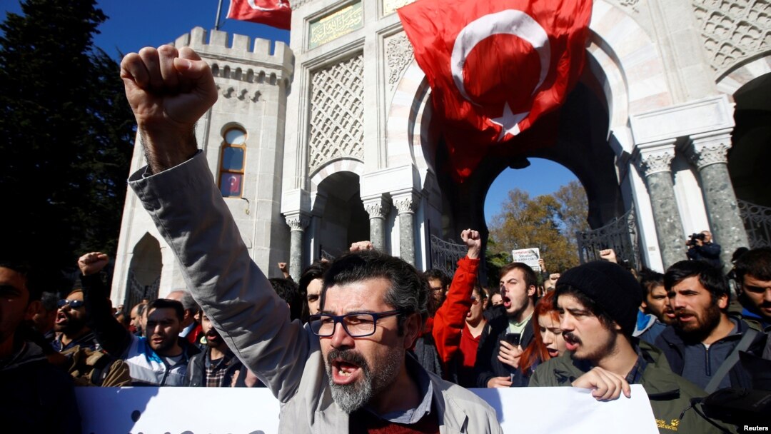 Demonstrators protest against a purge of thousands of education staff since an attempted coup in July, in front of the Istanbul University, Nov 3, 2016. On Wednesday, it was announced that Turkish judge Aydin Sedaf Akay has been in detention since September for his alleged connection to the failed coup. 