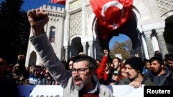 عکس تزئینی از تظاهرات در ترکیه در اعتراض به بسته شدن برخی رسانه ها