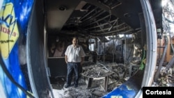 El director de Radio Darío, Aníbal Toruño, muestra los restos del incendio que destruyó el medio. [Foto de Oscar Navarrete/La Prensa].