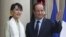 ປະທານາທິບໍດີຝຣັ່ງທ່ານ Francois Hollande ຕ້ອນຮັບ
ທ່ານນາງ ອອງຊານຊູຈີ ຜູ້ນໍາຝ່າຍຄ້ານຝ່າຍຄ້ານມຽນມາ ທີ່ວັງ Elysee ກຸງປາຣີ.
ວັນທີ 27 ມິຖຸນາ 2012.