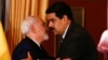 El presidente de Venezuela, Nicolás Maduro y el canciller iraní, Mohammad Javad Zarif, se abrazan durante su reunión en Caracas, Venezuela, el 27 de agosto de 2016.[Archivo]