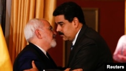 El presidente de Venezuela, Nicolás Maduro y el canciller iraní, Mohammad Javad Zarif, se abrazan durante su reunión en Caracas, Venezuela, el 27 de agosto de 2016.[Archivo]