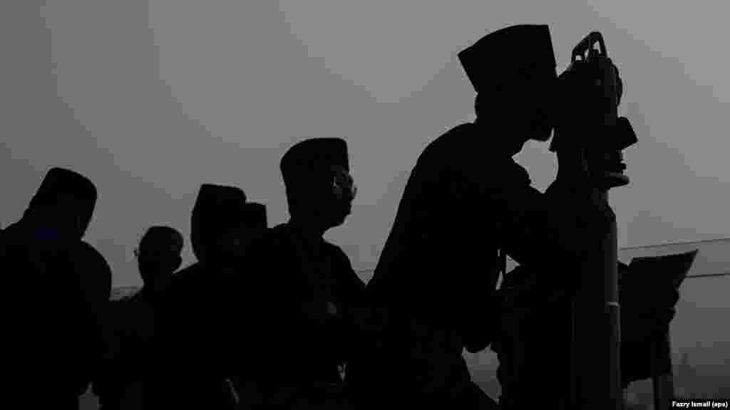 Malayziyada musulmonlar hayit kunini aniqlash uchun yangi oyning chiqishini kutishyapti.