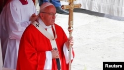 Le pape célèbre la Pentecôte sur la place Saint Pierre au Vatican, le 4 juin 2017.