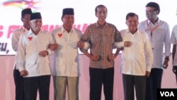 Kedua calon pasangan Presiden dan Wakil Presiden berkomitmen untuk mewujudkan pemilu damai pada deklarasi di Jakarta, Selasa 3/6 (foto: VOA/Fathiyah).