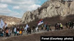 Borski studenti, kao i grupa studenata iz Novog Sada i Beograda koja je stigla preksinoć autobusima u Bor, jutros su krenuli iz Zaječara ka Knjaževcu, na putu za Niš (Foto: FoNet)