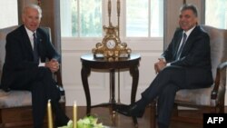 Nënpresidenti Biden viziton Turqinë, nxit sanksione ndaj Iranit