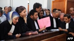 Les familles de victimes de la révolution tunisienne assistent à un procès au nom de leurs proches au palais de justice de la ville de Kasserine, au centre de la Tunisie, le 13 juillet 2018.