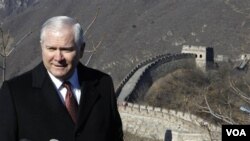 Menteri Pertahanan AS Robert Gates mengunjungi Tembok Besar dalam kunjungannya ke Tiongkok, Rabu, 12 Januari 2011.