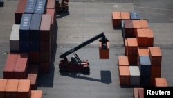 지난해 4월 15일 한국 평택항에서 컨테이너가 보이고 있다. 