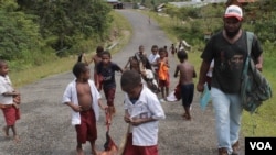 Fransiskus Kasipmabin dan anak-anak sekolah di Pegunungan Bintang, Papua. (Foto: dok. VOA/Nurhadi).